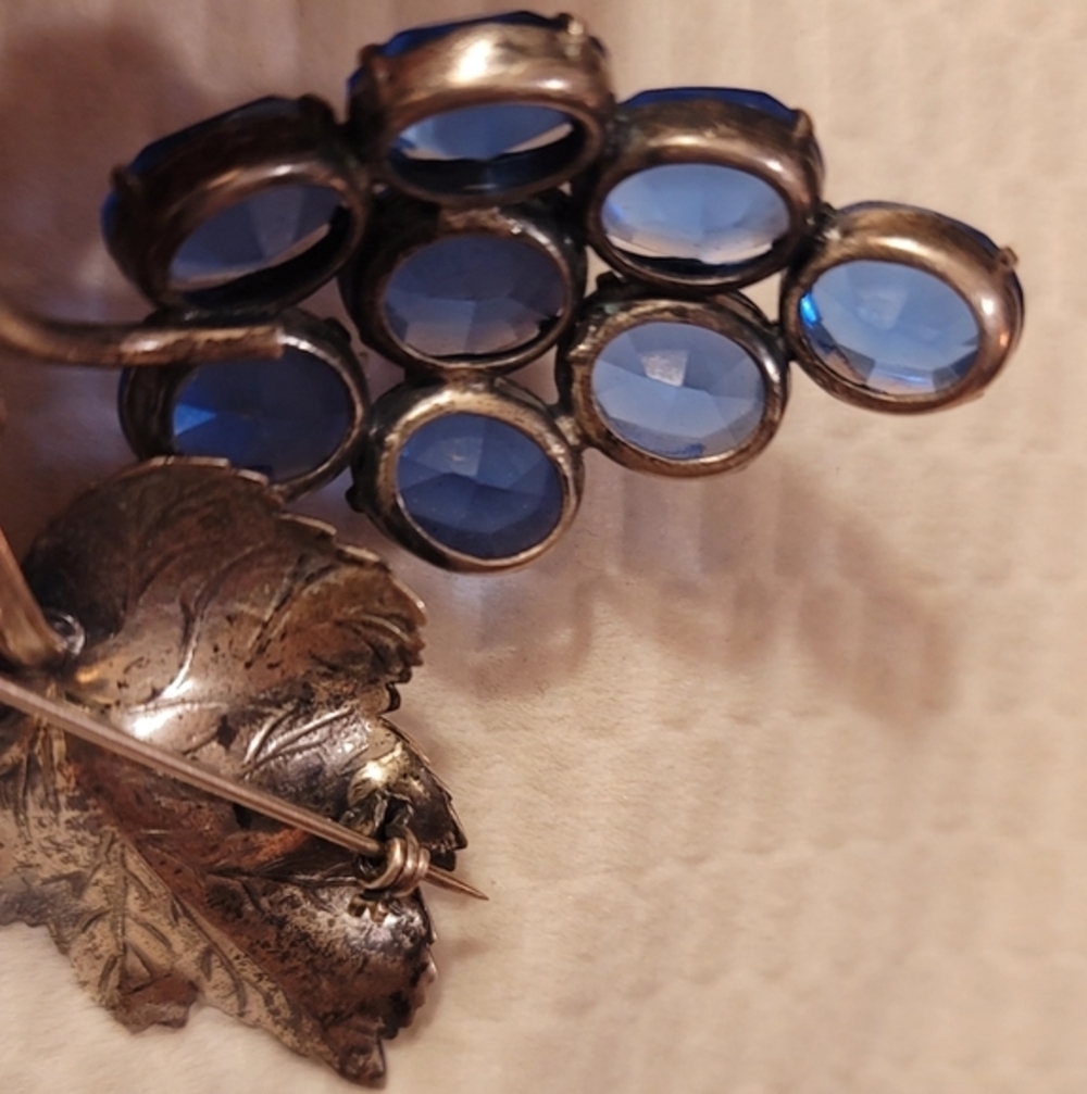 Vintage‎ Sterling Silver Brooch With Blue Glass Grapes - Picture 8 of 13
